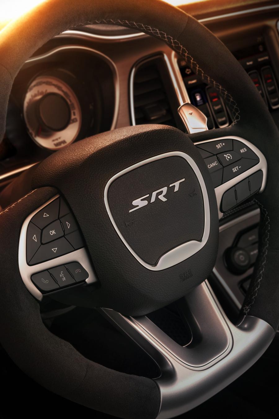 Панель приборов Dodge Challenger SRT Demon 2017 года  (фото 66 из 181)